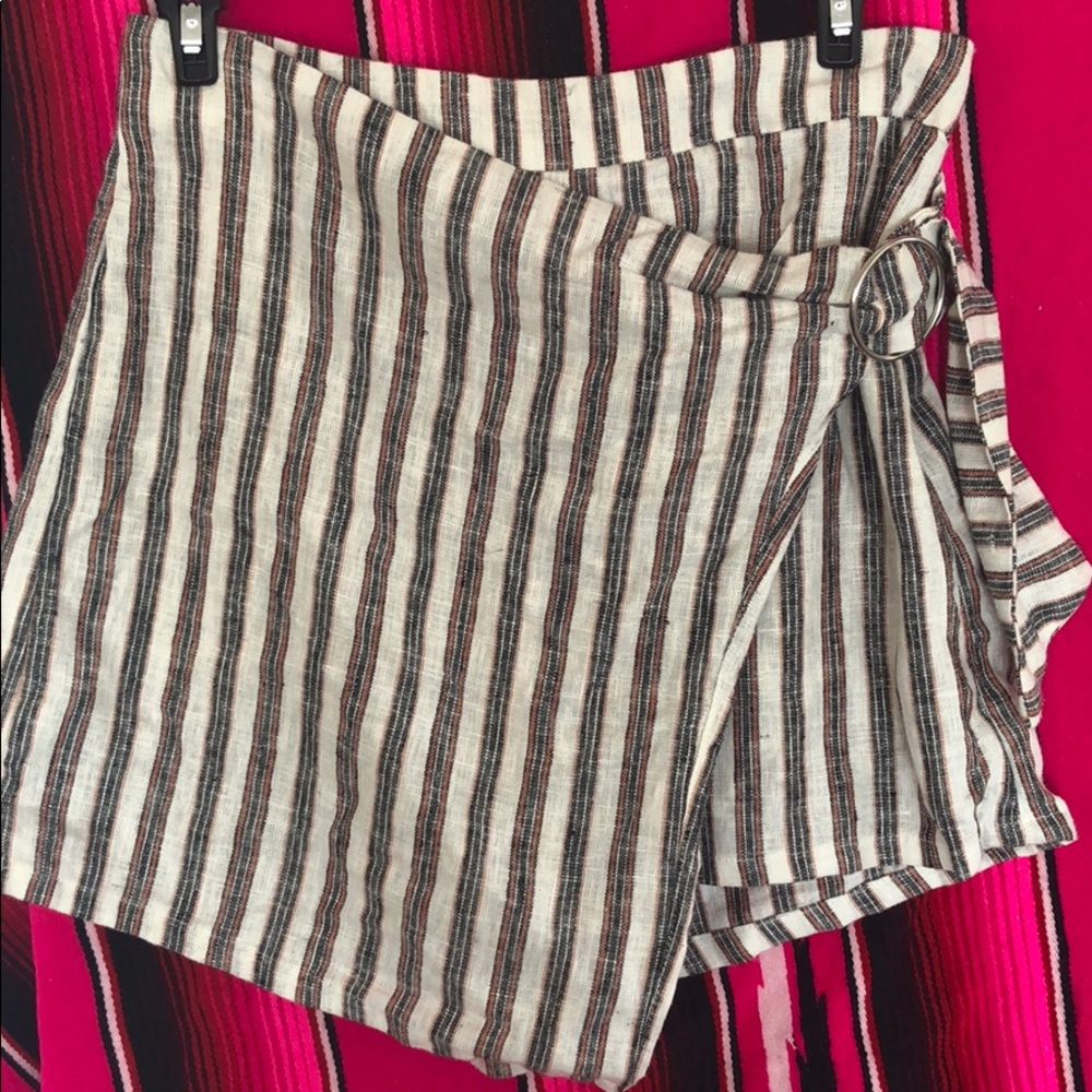 White and navy/orange skort is with silver ring